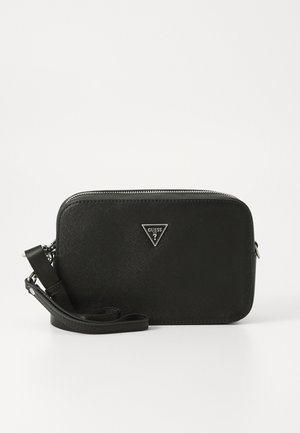 Sac bracelet rectangulaire noir Guess avec surface texturée, fermeture éclair argentée et triangle logo centré sur le devant.