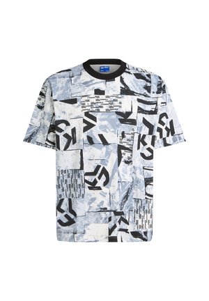 Kurzärmliges T-Shirt mit einem Patchwork-Design in Hellgrau und Schwarz, versehen mit verschiedenen Text- und Logo-Grafiken. Rundhals in Schwarz.