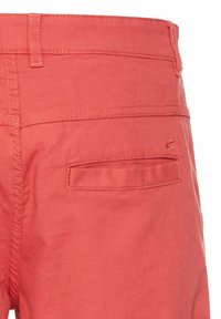 Koralfarvede bomulds shorts med flad talje, bæltestropper og en enkelt baglomme. Glat tekstur og syet detaljer er synlige.