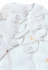 Verpakking van zes witte babybodys met verschillende pastel dierenprints en sterrenaccenten. Gemaakt van zachte stof met drukknoopsluitingen.