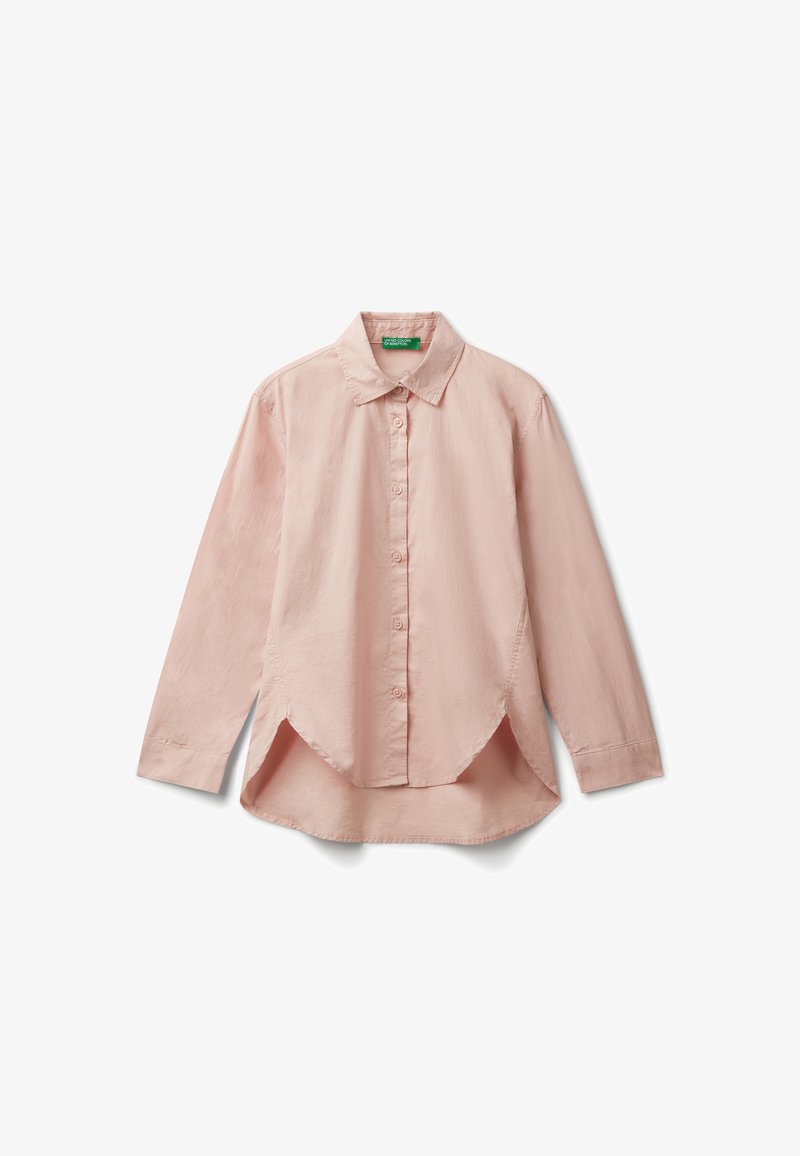 Helle rosa Langarm-Hemdkurve mit spitzem Kragen und abgerundetem Saum, flach auf einem weißen Hintergrund ausgelegt.