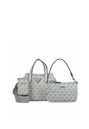 Due borse Guess in materiale grigio a fantasia presentano accenti neri, hardware in argento e una mini borsa staccabile con dettagli del logo.