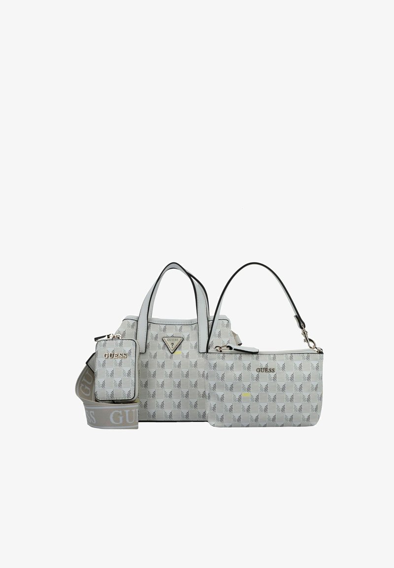Zwei Guess-Handtaschen aus gemustertem grauem Material mit schwarzen Akzenten, silberner Hardware und einer abnehmbaren Mini-Tasche mit Logo-Detail.