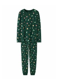 Groene pyjamapakket met lange mouwen met een feestelijk patroon van bomen, versieringen, suikerrietjes en sneeuwvlokken in verschillende kleuren. Katoenen materiaal.