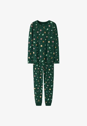 Grünes Langarm-Pyjama-Set mit einem festlichen Muster aus Bäumen, Ornamenten, Zuckerstangen und Schneeflocken in verschiedenen Farben. Aus Baumwollmaterial.