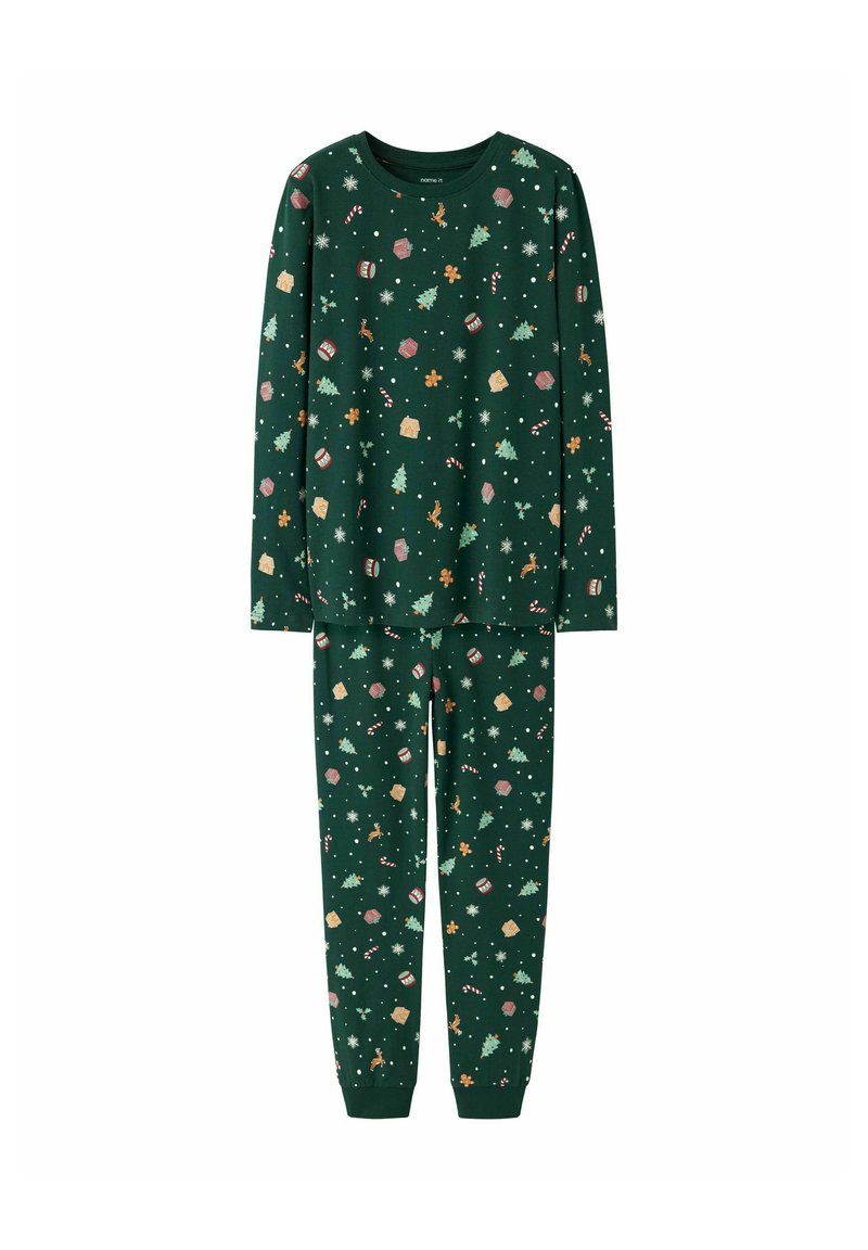 Groene pyjamapakket met lange mouwen met een feestelijk patroon van bomen, versieringen, suikerrietjes en sneeuwvlokken in verschillende kleuren. Katoenen materiaal.