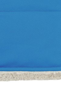 Letto per animali con una parte superiore in poliestere blu testurizzato e un fondo in morbido pile color crema. Presenta cuciture rinforzate per una maggiore durata.