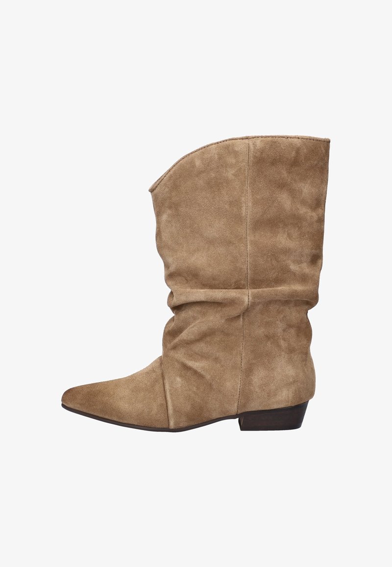 Bottines en suède marron avec un design décontracté, une pointe effilée et un petit talon empilé. Elles présentent une texture douce et des détails de couture minimalistes.