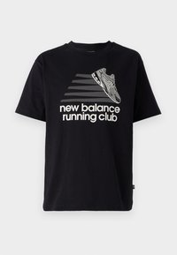 Juodas medvilnės marškinėliai su balta grafika, vaizduojančia bėgimo batelį, ir tekstu "new balance running club", trumpomis rankovėmis, apvaliu kaklu.