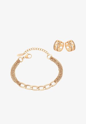 Aranyszínű karkötő több láncszállal és nagy láncszemekkel, hozzáillő aranyszínű karika fülbevalókkal, amelyek apró kristályokkal díszítettek.