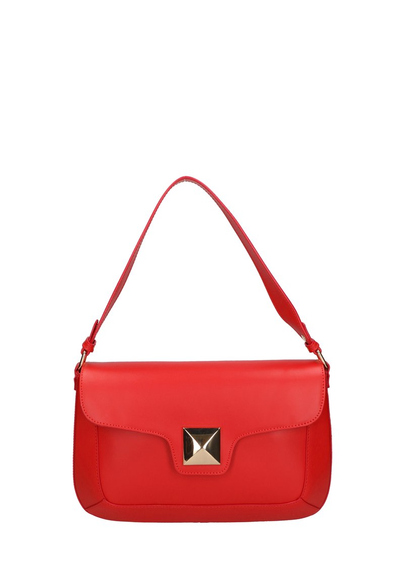 Borsa a tracolla in pelle rossa con una texture liscia, design piatto e un accento quadrato in oro metallico sul davanti. Presenta una tracolla curva.