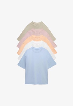 Fem pænt stablede ensfarvede t-shirts med korte ærmer i blå, hvid, fersken, pink og beige farver på en hvid baggrund.