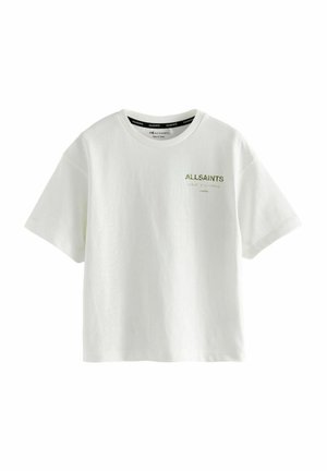 Camiseta de algodón blanca con mangas cortas. Presenta un pequeño logo verde "ALLSAINTS" en el lado izquierdo del pecho, escote redondo y un corte relajado.