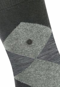 Grau-schwarze gemusterte Socken mit Rautendesign. Hergestellt aus strukturiertem Stoff mit einem kleinen Markenlogo-Detail.