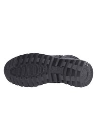 Semelle de chaussure en caoutchouc noir avec des rainures profondes, présentant des motifs surélevés et une surface texturée. Renforcement autour des bords pour plus de durabilité.