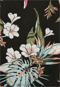 Tissu noir présentant un motif floral tropical avec des fleurs blanches et pastel, des feuilles vertes et des détails complexes, créant un design vibrant.