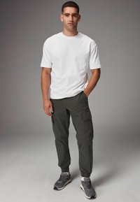 Next STRETCH UTILITY REGULAR TAPERED - Kareiviško stiliaus kelnės - dark green