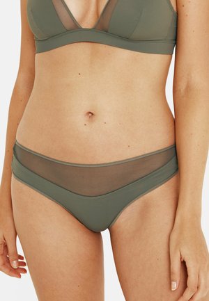 Ensemble de lingerie vert olive comprenant un bralette triangulaire avec des panneaux en maille transparente et un bas de bikini assorti avec une conception à double couche et une subtile brillance.