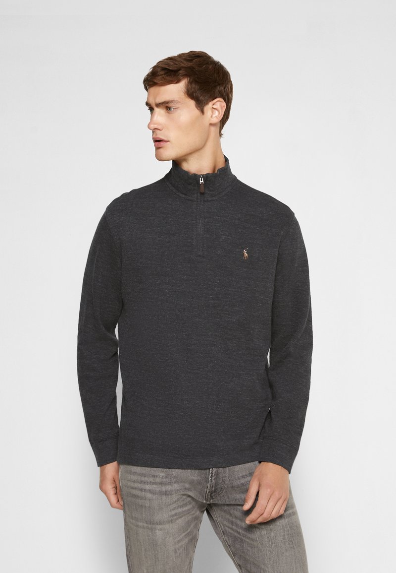 Sweatshirt cinza escuro com fecho de correr e gola alta. Feito de tecido texturizado, apresenta um pequeno logotipo no peito e mangas longas.