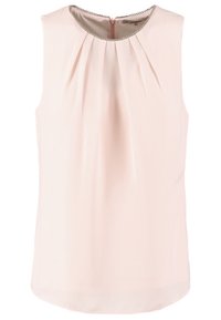Blouse sans manches rose pâle avec des plis sous l'encolure et une bordure décorative le long du col rond.