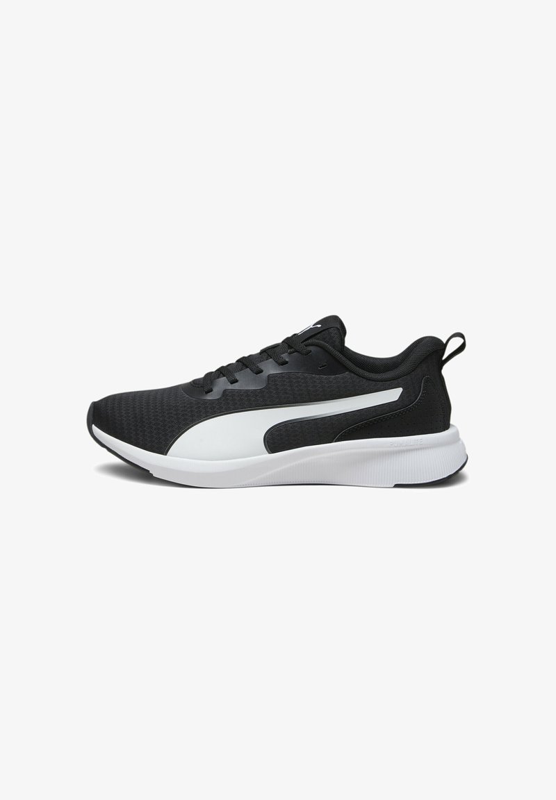Sneaker athlétique noir et blanc avec tige en mesh, système de laçage, col rembourré, languette et semelle rembourrée, présenté en vue de profil.
