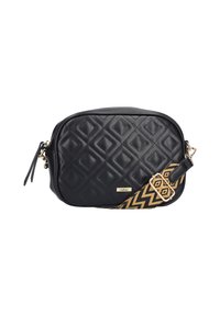 Quilted sort syntetisk crossbody taske med guldfarvet hardware og en justerbar vævet rem med et zigzag-mønster.