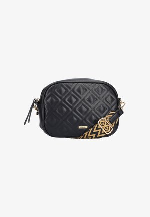 Gequilted zwarte synthetische schoudertas met gouden hardware en een verstelbare geweven schouderband met een zigzagpatroon.