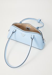 Borsa a mano in pelle sintetica blu chiaro con chiusura a zip, doppio manico e accento con logo. L'interno presenta una fodera beige con stampa del marchio.