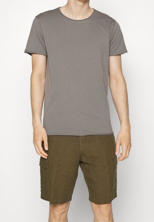 T-shirt gris à manches courtes avec un col rond, assorti à un short cargo vert olive doté de poches latérales et d'un tissu texturé.