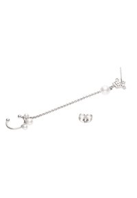Srebrna lančić naušnica s tri bijele bisere i ukrasnim dizajnom kuke. Uključuje mali stud učvršćivač. Karakterizira je polirana, glatka tekstura.