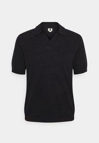 Polo shirt noir à manches courtes avec un col simple et un décolleté en V sur un fond blanc uni.