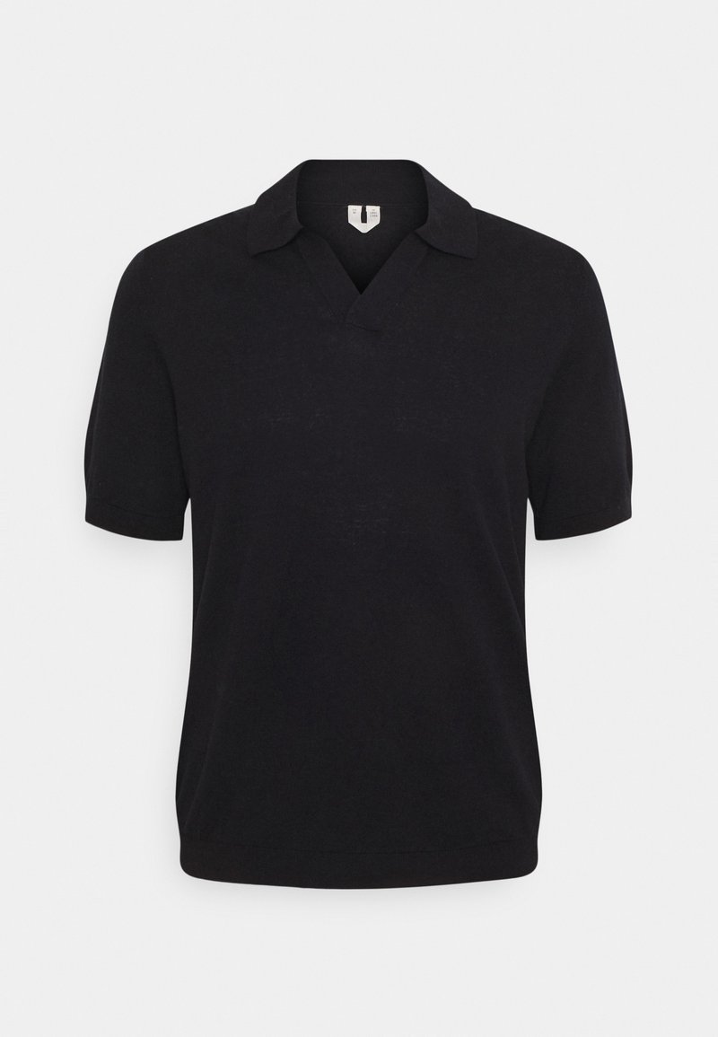 Polo shirt noir à manches courtes avec un col simple et un décolleté en V sur un fond blanc uni.