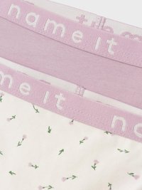 Sous-vêtements en coton rose avec un motif floral et des accents verts. La taille douce arbore le nom de la marque tissé en blanc.