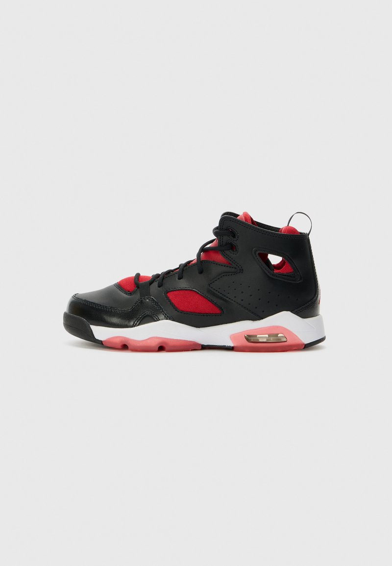 Svart og rød høy-top sneakers med læroverdel, mesh-detaljer, polstret krage og rosa gummisåle med synlig luftdemping.