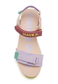 Sandale violette avec des sangles velcro réglables. Présente une sangle bordeaux étiquetée "HAVE A" avec des lettres jaunes et des accents verts. Texture lisse.