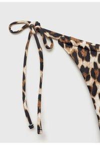 Bikini top s leopardím vzorom, vyrobený z hladkej látky. Obsahuje viazanie s tenkým pásom a trojuholníkový dizajn košíkov.