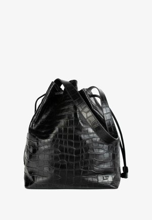 Sac cabas en cuir noir à texture crocodile, avec fermeture à cordon, large bandoulière et petite étiquette logo rectangulaire.