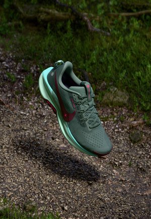 REACTX PEGASUS 5 - Trail hardloopschoenen - clay green/mint foam/bleached turquoise/seaweed/burgundy crush/hyper pink