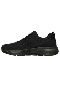 Czarne buty sportowe z teksturowaną siateczką, smukłą gumową podeszwą i sznurowanym zapięciem. Posiadają subtelny język na pięcie ułatwiający zakładanie.