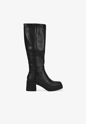 Schwarze kniebhohe Stiefel aus glattem Leder, mit einem Blockabsatz und einer leicht abgerundeten Zehenpartie. Schlichtes Design ohne sichtbare Beschläge.
