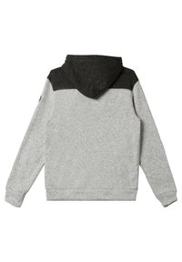 Sudadera gris con un panel de hombro gris oscuro, textura suave, bolsillo canguro y capucha ajustable con cordón.