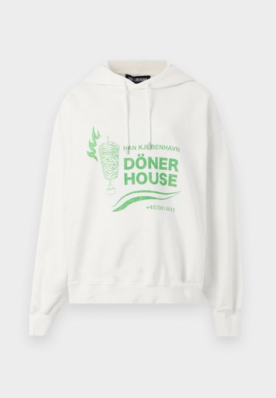 Λευκό φούτερ με κουκούλα με πράσινο γραφικό που απεικονίζει κρέας ντονέρ σε σούβλα, φλόγες και το κείμενο "Döner House" με αριθμό τηλεφώνου στο μπροστινό μέρος.