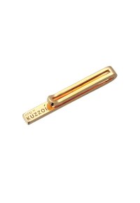 Goudkleurige metalen stropdasclip met een rechthoekige vorm, een gladde textuur en gegraveerde "KUZZOI" branding, vergezeld van zilveren markeringen.