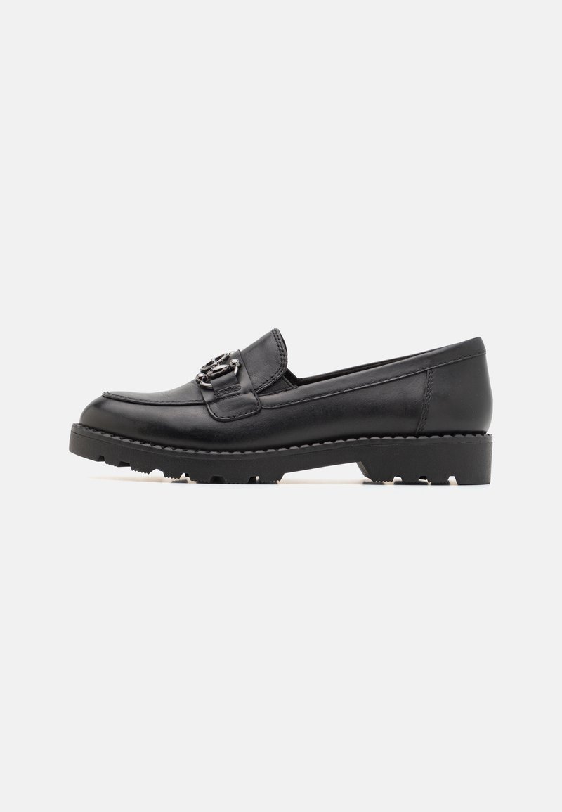 Mocassin en cuir noir avec semelle épaisse et boucle en métal décorative sur le dessus, présenté de profil sur un fond blanc.