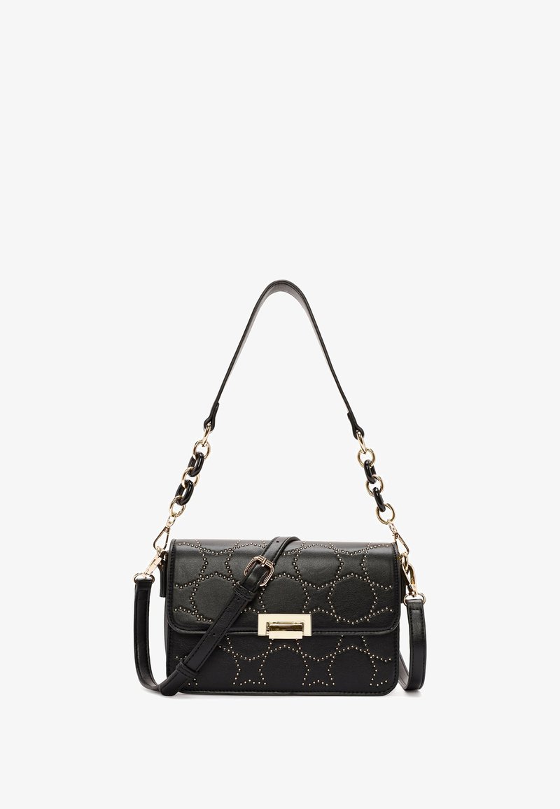 Zwarte leren schoudertas met gouden studs in een cirkelpatroon, voorzien van een ketting- en leren hengsel, en een sluiting met gouden afwerking.