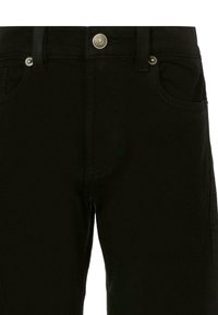 Jeans neri in denim con una texture liscia, dotati di un bottone argento e cinque tasche, di cui due anteriori e due posteriori.