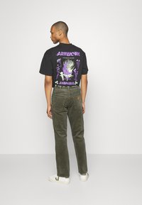 Wrangler TEXAS - Hlače - dusty olive