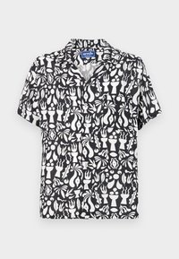 Κοντομάνικο πουκάμισο με ασπρόμαυρο αφηρημένο μοτίβο και διάφορα σχήματα. Κατασκευασμένο από ελαφρύ ύφασμα, έχει γωνιακό γιακά και κουμπί.