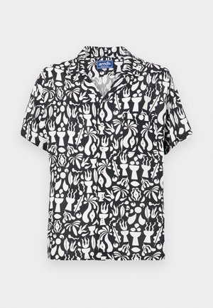 Camicia a maniche corte con un motivo astratto in bianco e nero caratterizzato da varie forme. Realizzata in tessuto leggero, presenta un colletto a punte e una chiusura con bottoni.