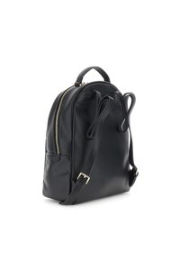 Zaino in pelle nera con zip dorata, forma arrotondata, spallacci regolabili, manico superiore e una texture lucida e liscia.